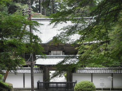 山王院を降りたところです。