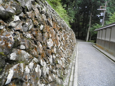 浄土院の向かいの石垣がきれいでした。