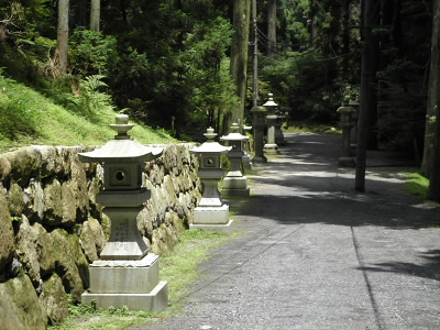 境内の道には灯篭が並んでいました。