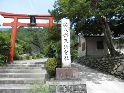 ちょっと参拝と思いましたが、ここら社がみえません。で、やめました。
