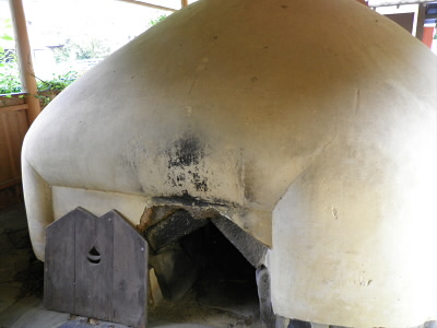 お饅頭みたいです。
ちいさい入り口からかがんで入っていくんですね。
