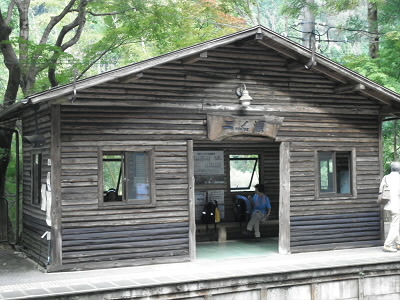 山小屋風のしゃれたホームになっています。