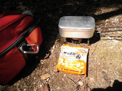 サッポロ一番味噌ラーメンです。
横のウェストバックに水も含めて放り込んで歩きました。
落ちたラーメンのくずをアリが運んで行きました。アリもラーメンが好きなようです。