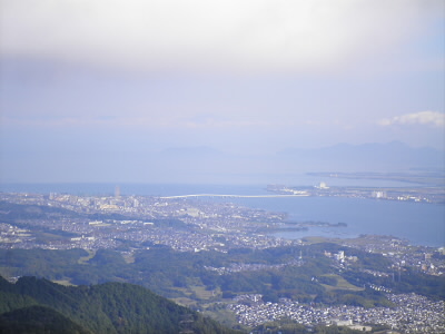 駅の正面の展望はびわこ大橋です。