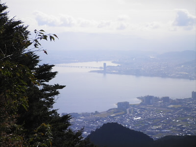 駅の裏側の展望は近江大橋です。