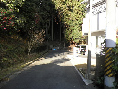 一番奥まったところから山に入ります。
この道はあまり踏み固めてられないので分かりづらいですが、すぐに山道へでます。