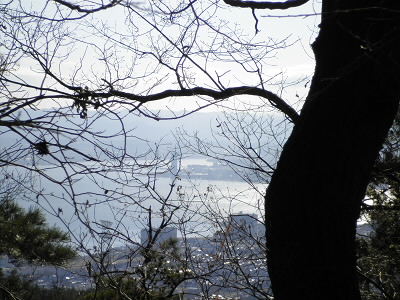 木が多く、なかなかよい眺望がありません。
やっと見つけた隙間です。