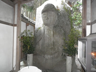 降りてくると、志賀の大仏がありました。
おばあさんが落ち葉の掃除をされていました。
線香が焚かれていて、大仏様の優しいお顔とで癒された感じがしました。