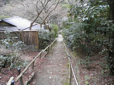 若王子神社へは、降りて右です。