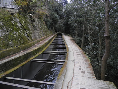 南禅寺から疏水に沿って日向神社へ向かいます。