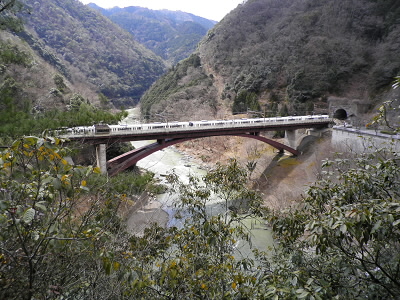 保津峡から帰れば早いのですが、まだ時間が早いので、清滝へ戻ります。
その途中で駅に電車が入ってきたので、写真をとりました。鉄橋の上が駅です。
