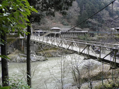 これは、トロッコ列車の保津峡駅です。旧山陰線の駅ですね。今の駅も鉄橋の上と少し無茶ですが、この駅は川の向こう側という、やっぱし普通じゃないです。この橋の手前は茶店になって営業をしています。
