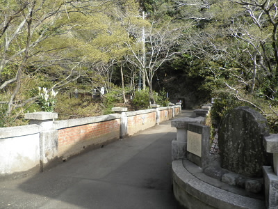 この橋には神戸市のマークが入っていました。