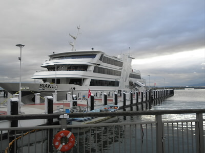 近代的なクルーズ船ですね。大きさは小さいけれど形は豪華客船。