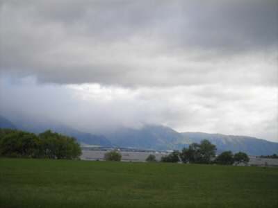 対岸の比叡山系に雲がかかっていますが、まだ雨は降っていない様子。このあと雨で見えなくなりました。