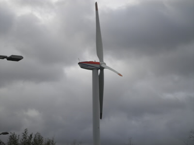 この発電機はいつもゆっくり回っています。
撮影したところはハスの群生地で季節がよければきれいな花を楽しめます。でも、この季節は水面に、茎が出ているだけでした。
