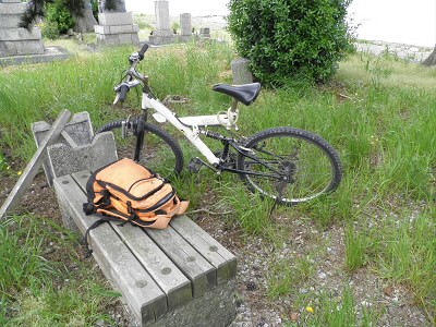 足が動くなくなり、一服です。
食料は、ペットボトル２本。
朝食にパン二つ。
お昼は、おにぎり二つ。
間食に「ビーノ」とバナナ３本。
