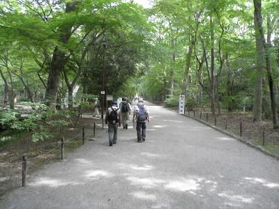 下賀茂神社に入り集合場所へ向かいます。人数が多くなったので、例によって受付時間が早まり、９：１０頃には歩きだしました。