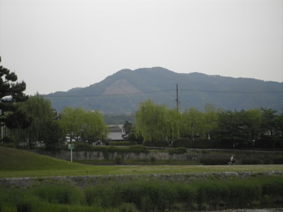 しばらくは、加茂川沿いを下ります。大文字山です。曇りなのでくっきり見えませんが。