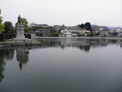 聖護院の疎水。
小学校の頃、ここで桟橋を渡してあって、夏場は踏水会スイミングスクールになっていました。疎水の水がそのままなので、顔をつけて目をあけているとモロコが泳いで行ったのを覚えています。
