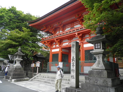 境内には「馬神神社」があり、競馬関係者などが参拝に来られるそうです。