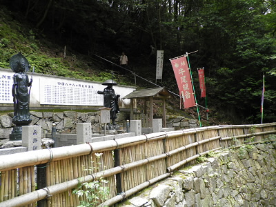 この奥の手すりのところから山頂へ向かいます。
初めてだと分かりにくいかも
