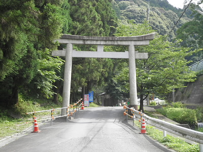山科のはずれにある藤尾神社。
でも、ここは滋賀県です。
社が建て替えらようで、真新しい社になっていました。