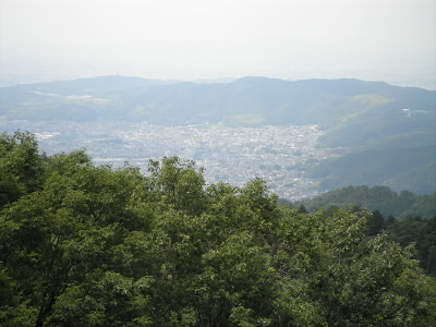 三角点のある山頂からの山科の西側