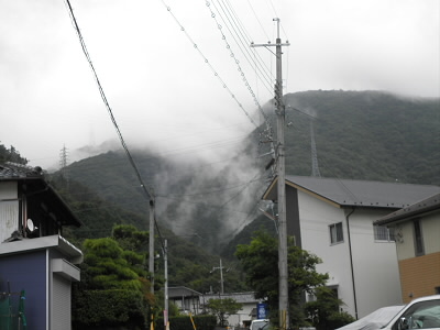 音羽山に雲がかかっていて、電波塔が見えない。
あの中は雨かも。