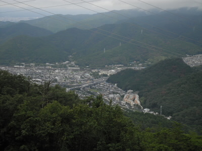 先ほどより高くなりました。
山の向こうに京都市内が見えます。