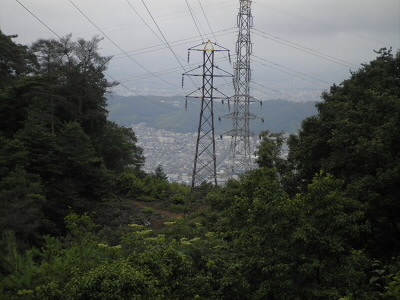 さらに高くなり、山の向こうもしっかり見えます。