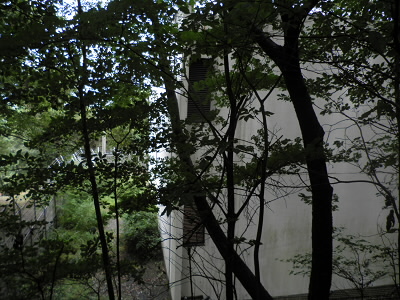 2012/08/14 12:13:04 電波塔の下の管理棟