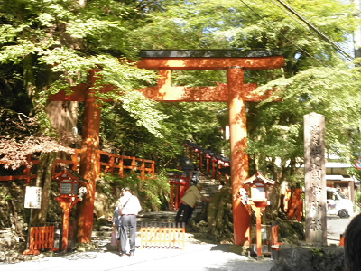 この鳥居をくぐると、貴船神社へ行けます。
