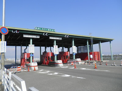 有料の橋です。自転車も１０円必要です。
歩道に料金を入れる箱があるのですが、途中に階段がありますが、自転車が通れるようになってません。どうなっているのか？