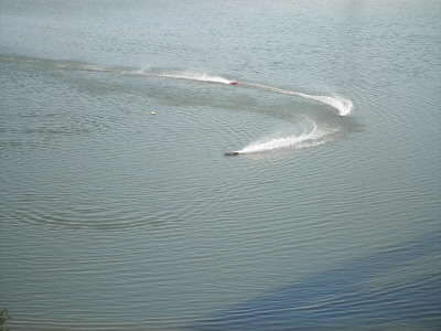 三隻のボートが走っていました。
音だけの時は、ジェットスキーと思っていましたが、ちょっと高いかな思っていましたが、模型のボートが見えたので、納得しました。

