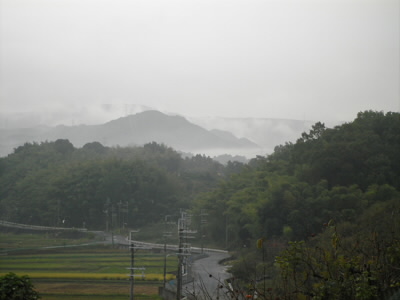 雨がふったり、やんだりしているので、遠くの山が雲の上に浮かんでいるように見えました。