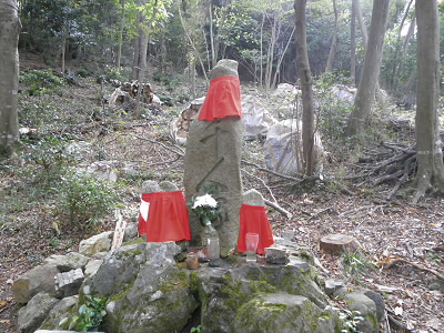 足利義輝が三好、松永の軍と戦って破れた
らしい兵士のおびただしい遺骨が出土
したとかで、地元の人が埋葬し千人塚と
した場所です。