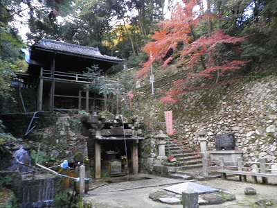 早尾神社の下にお不動さんがあります。
ここから、バイパスの下をくぐって皇子山公園にぬけました。