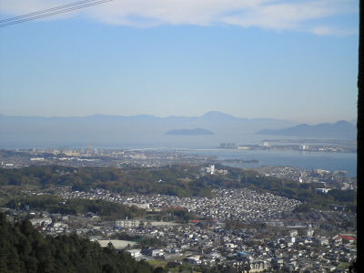 日吉神社のよこの石段が比叡山へ道となっています。比叡山高校の横を進み、Y字路の左の未舗装の道へ入って行きます。木々の切れ目からの景色です。
