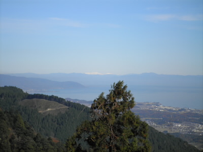 真ん中のうっすら白いところが「白山」です。
来年は行ってみたいです。
日本の地形は、プレートの端っこにあるため、世界的に見ても珍しいそうです。せっかく、日本にいるので、色々とみたいです。