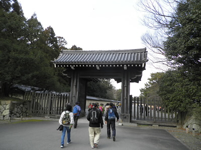 京都御苑ですが、ふつうは「御所」と呼ばれています。
天皇が、東京へ行ったまま、まだ帰って来られていないです。