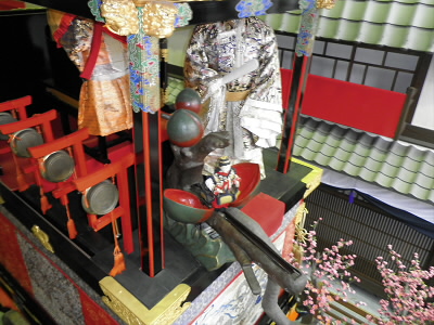祇園祭の鉾と違い、からくり人形がついています。
各地の残るからくり人形の曳山の原型がこの大津祭りの曳山だそうです。