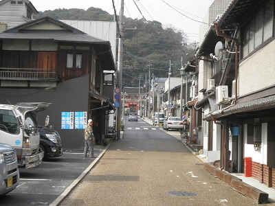 向うにみえるのが長等神社