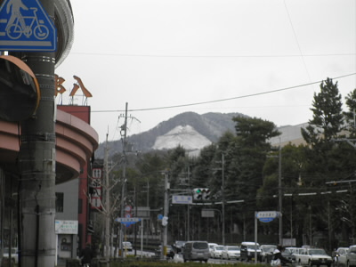 昨日からの雪で大文字が白抜きになっています。