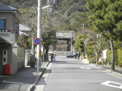 実相院は元天台宗の寺門派（天台宗には山門派と寺門派があります）の単立寺院で、ご本尊は鎌倉時代に作られたと伝えられる木造立像の不動明王です。