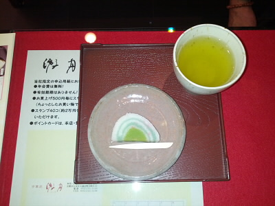 修学院 游月さんにて。
【春うらら】
周りが軽羹で芯が蒸し羊羹の棹菓子です。
パステルカラーで春の初々しさが楽しめました。
山から下りてきて、お腹が減っていたのかパクッと食べてしまいました。
美味しかったです。
