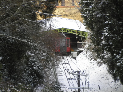 丁度、発車の時刻のようで、ベルが鳴りました。