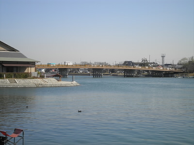 唐橋は朱色ではなくクリーム色です。
できた当時は、塗装されていなく木地のままだったそで、それを再現してこの色だそうです。