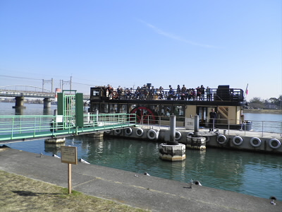 瀬田川と琵琶湖を遊覧する外輪船。
たくさんの人が乗船されていましたが、まだ湖開きはまだったような。