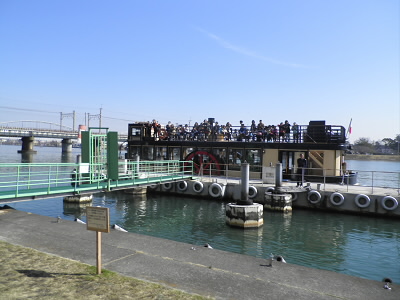 瀬田川と琵琶湖を遊覧する外輪船。
たくさんの人が乗船されていましたが、まだ湖開きはまだったような。